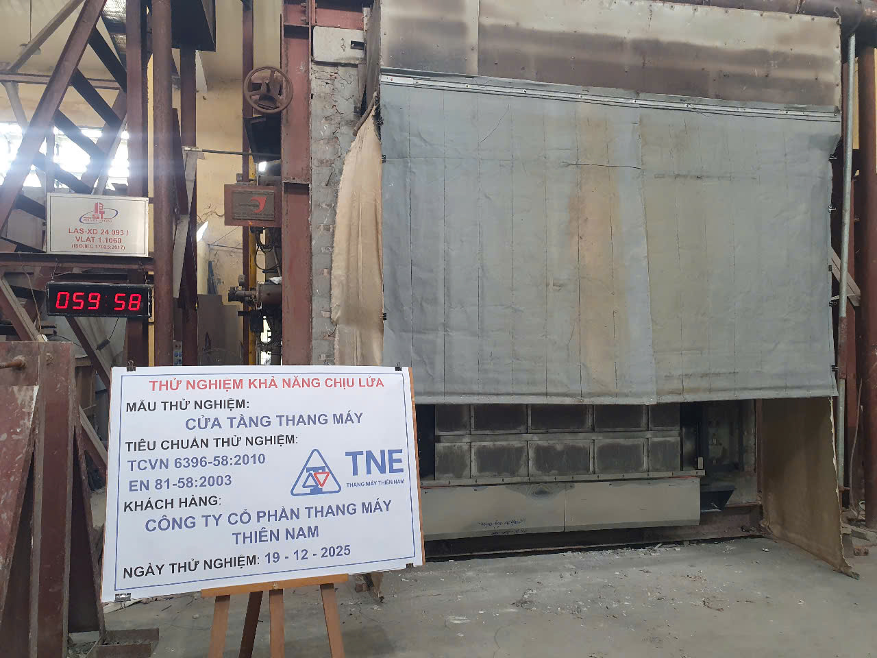 Thành công trong thử nghiệm cửa tầng thang máy chịu lửa E60 tại Viện IBST